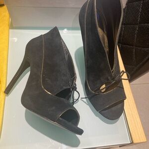 Pour La Victoire Black suede Peep-Toe Heels with Gold Trim, Never worn